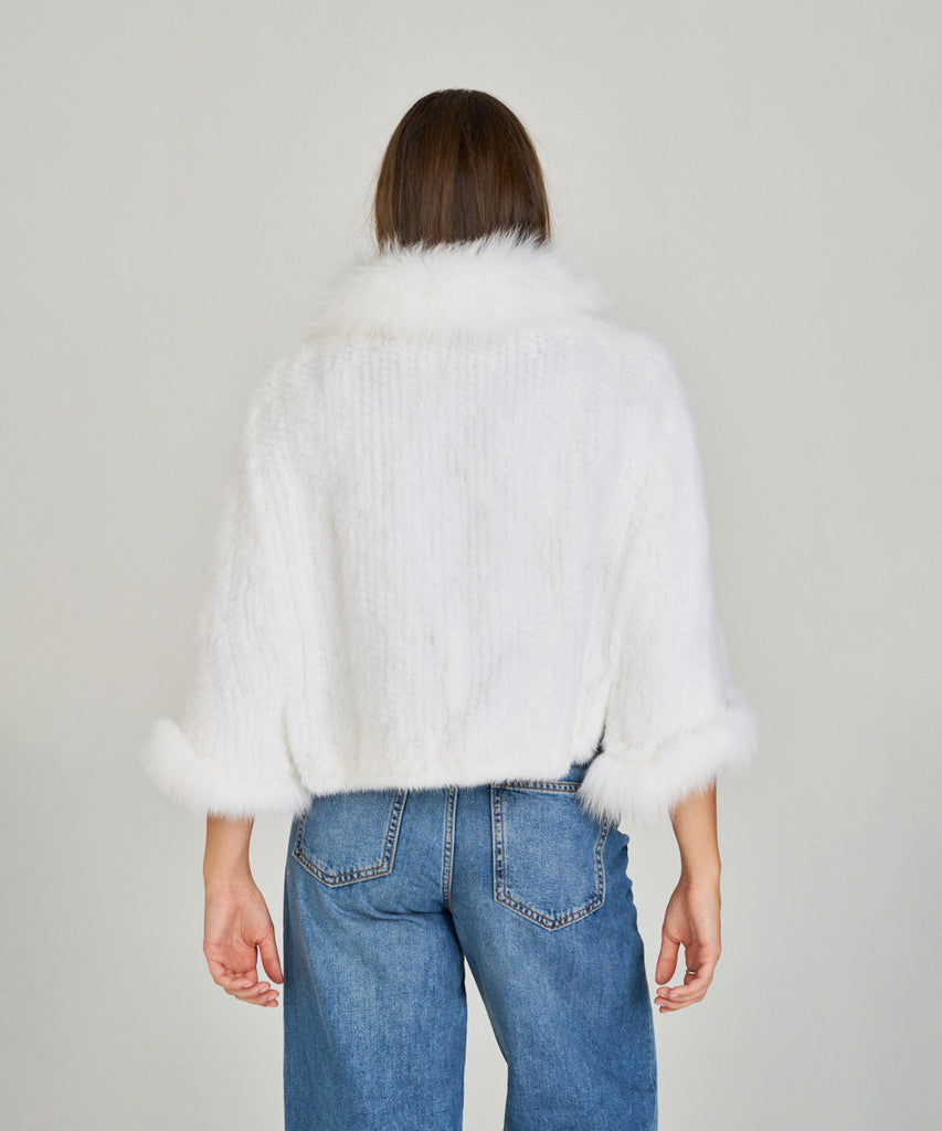 Capa de visón tricotado blanco con cuello de zorro