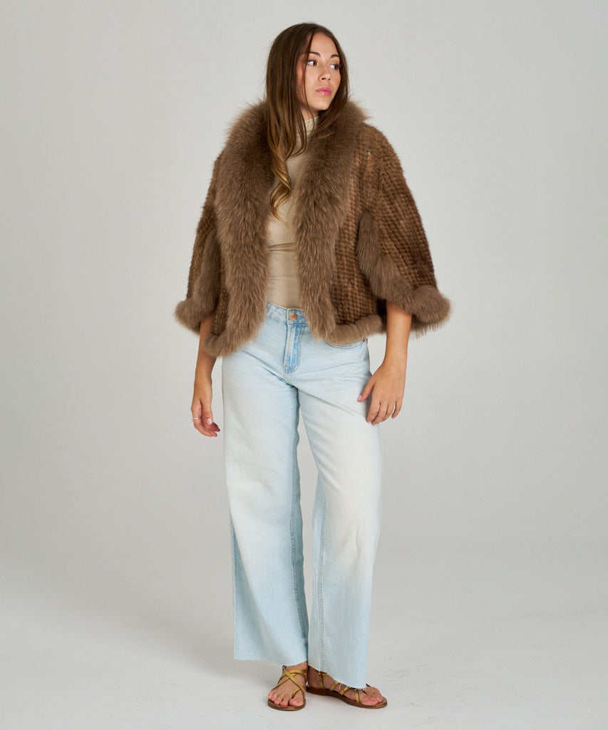 Capa de visón tricotado marrón con cuello y bordes de zorro