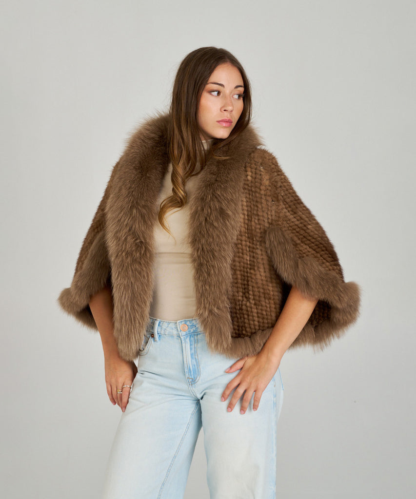 Capa de visón tricotado marrón con cuello y bordes de zorro
