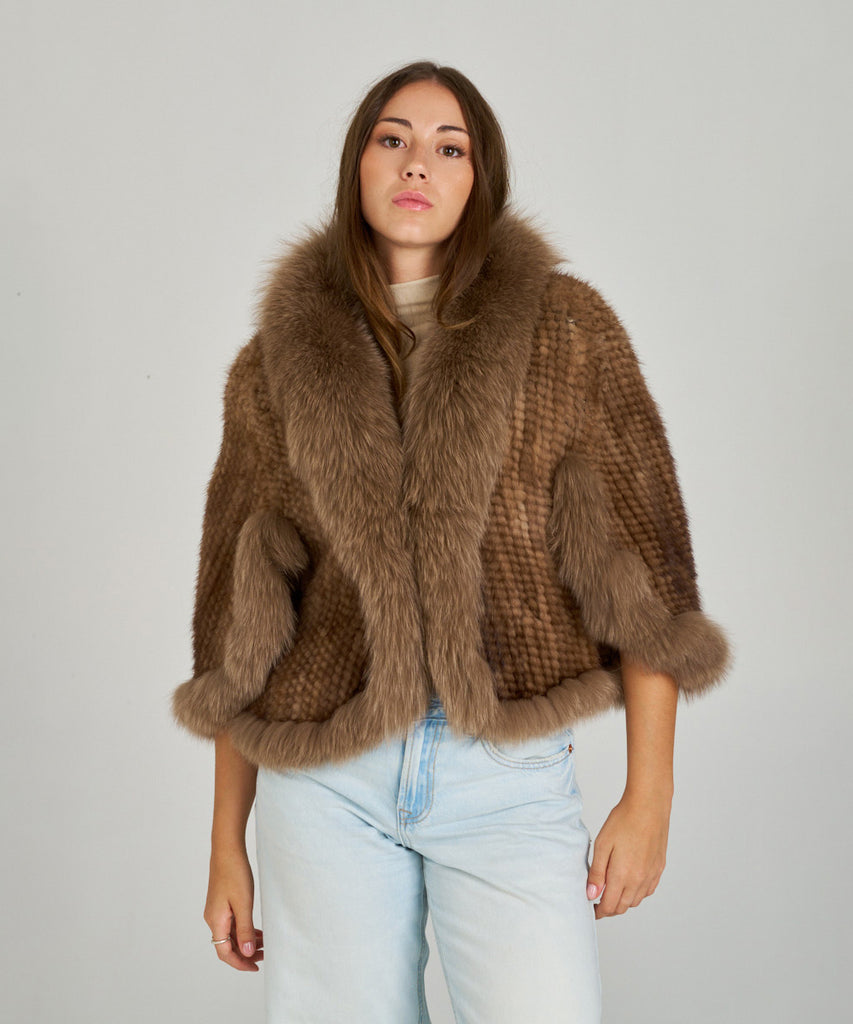 Capa de visón tricotado marrón con cuello y bordes de zorro
