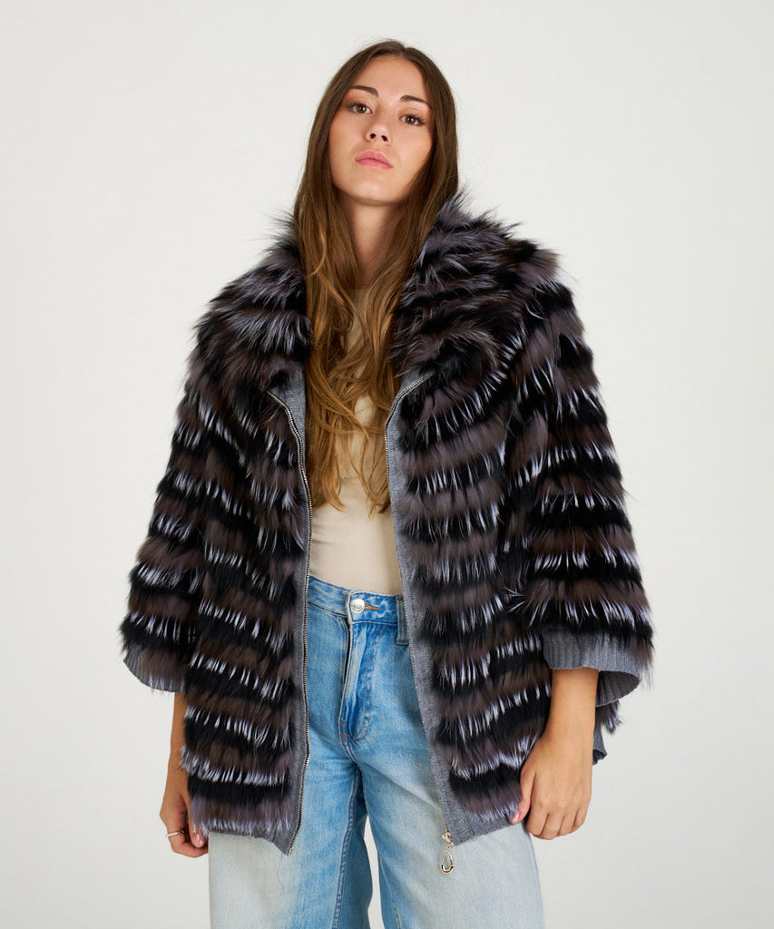 Capa de piel de zorro con detalles en punto elástico