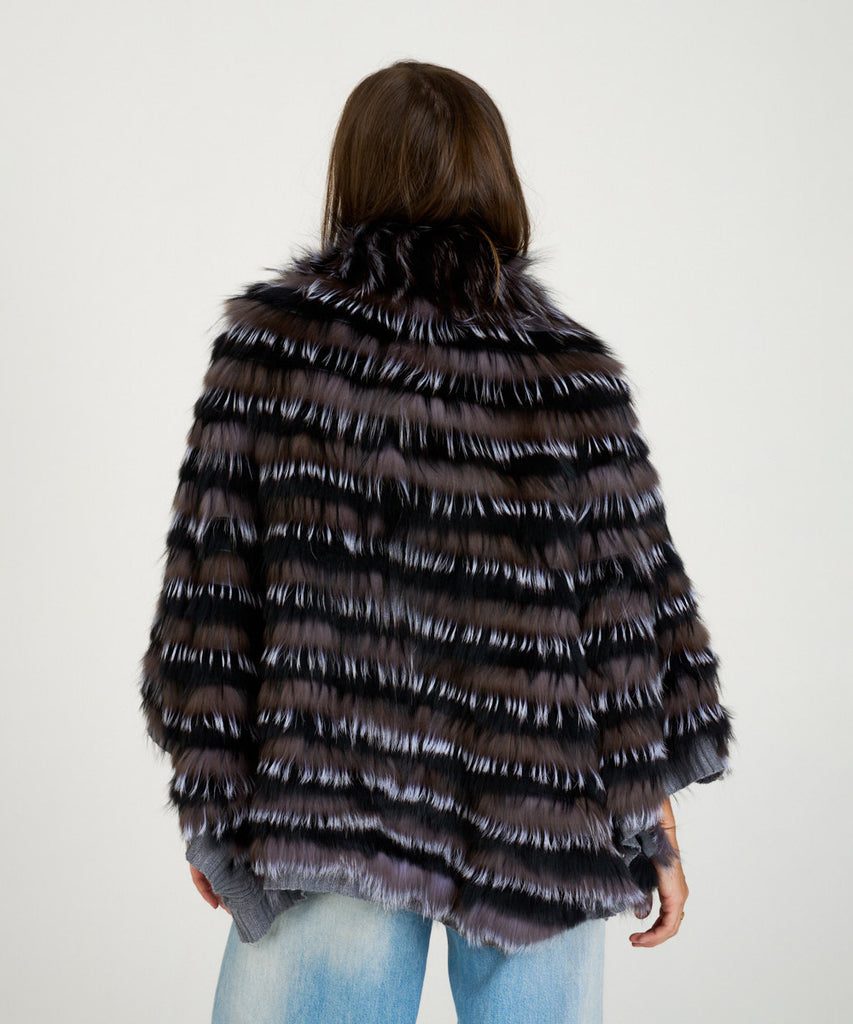 Capa de piel de zorro con detalles en punto elástico