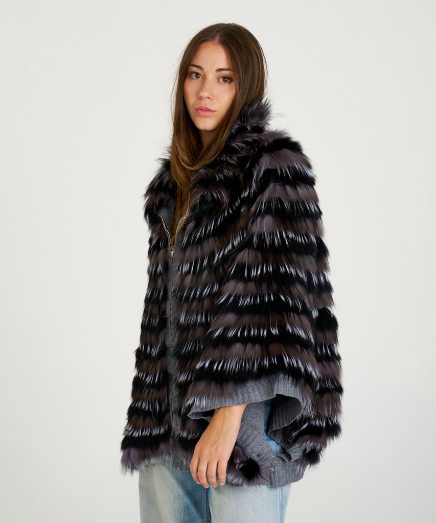 Capa de piel de zorro con detalles en punto elástico