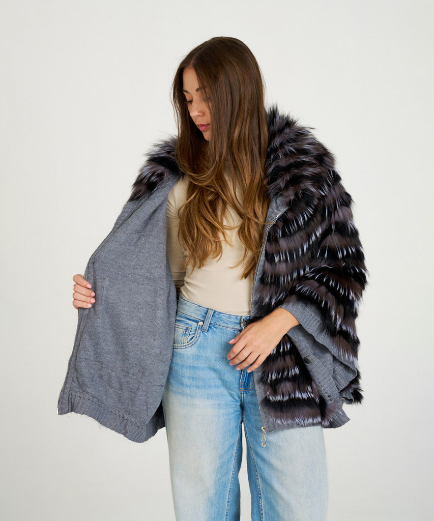 Capa de piel de zorro con detalles en punto elástico