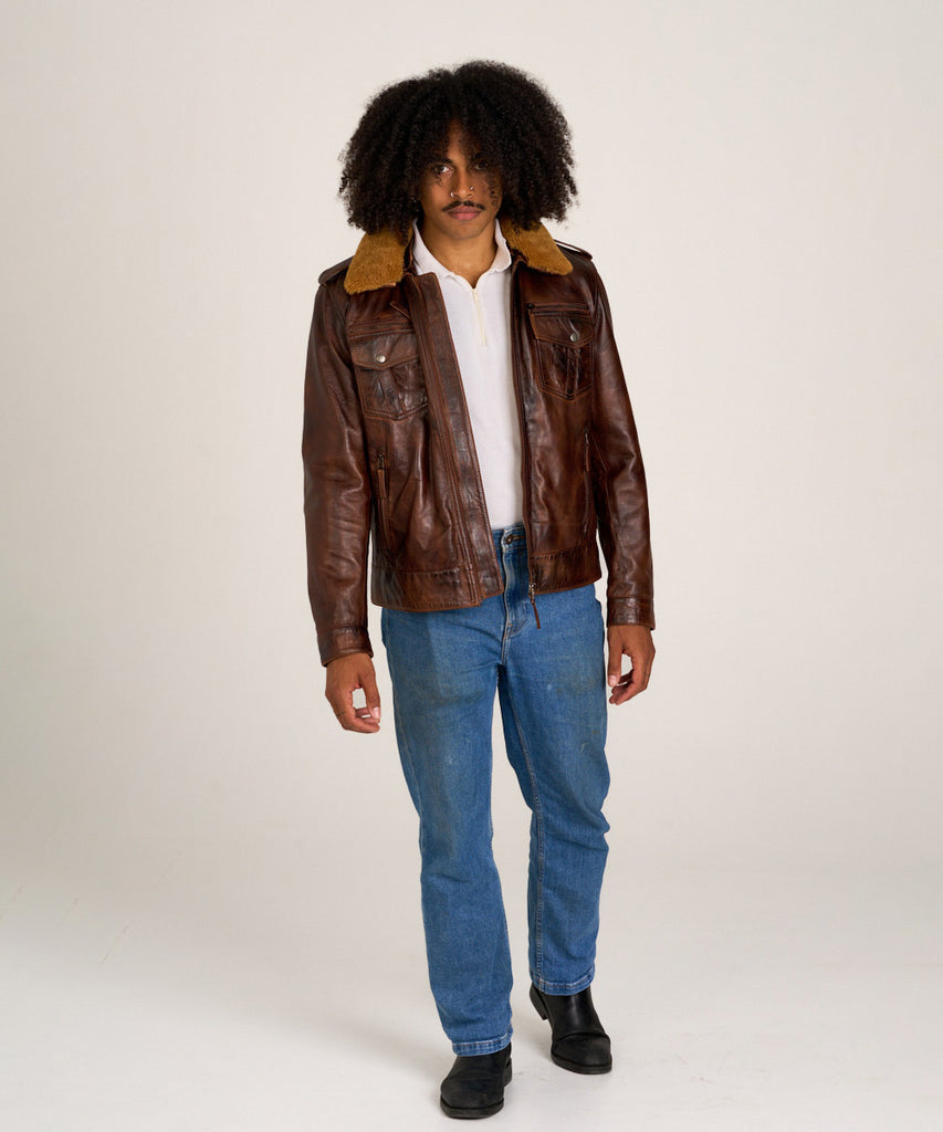 Cazadora aviador de piel cuero marrón para hombre con cuello de borrego , bolsillos frontales y cierre de cremallera.