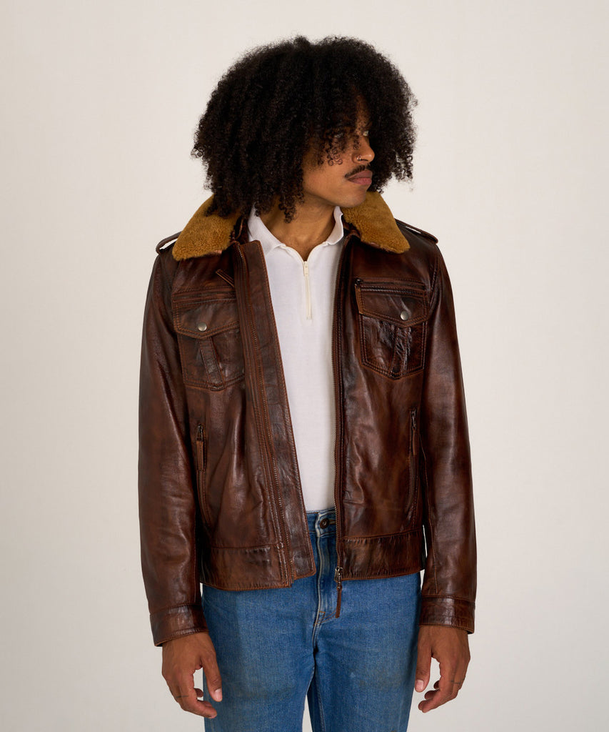 Cazadora aviador de piel cuero marrón para hombre con cuello de borrego , bolsillos frontales y cierre de cremallera.
