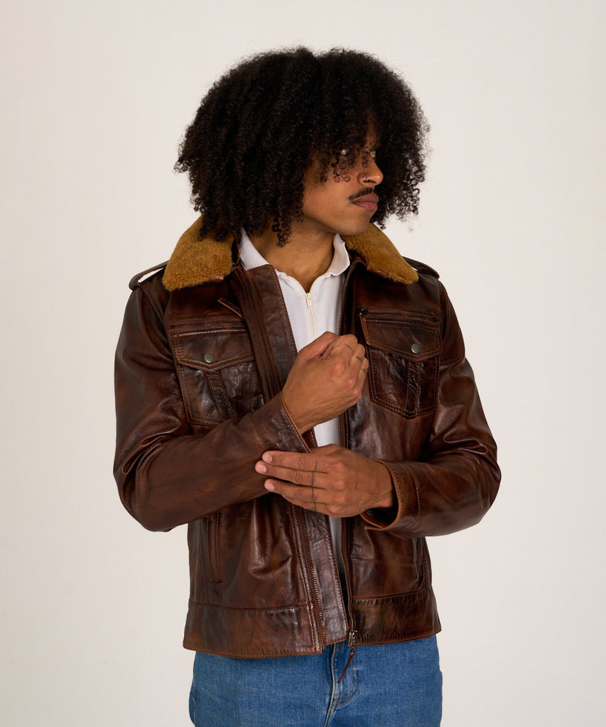 Cazadora aviador de piel cuero marrón para hombre con cuello de borrego , bolsillos frontales y cierre de cremallera.