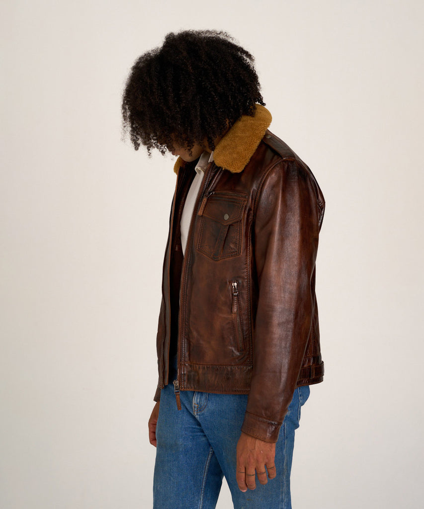 Cazadora aviador de piel cuero marrón para hombre con cuello de borrego , bolsillos frontales y cierre de cremallera.