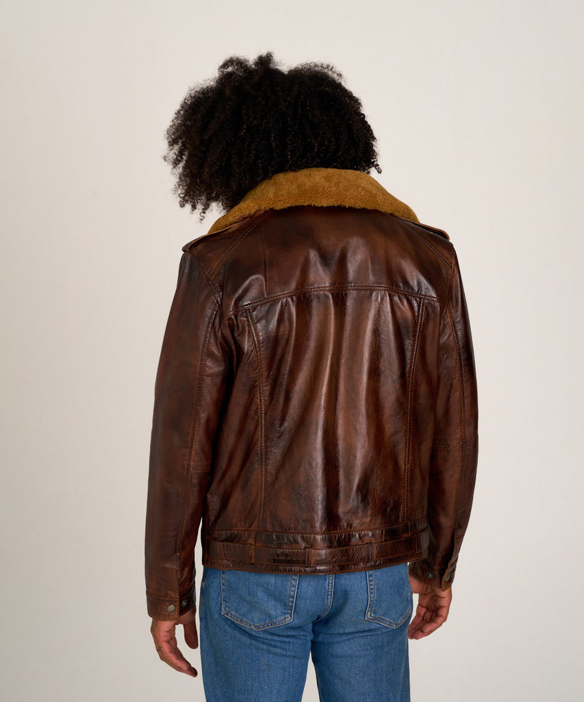 Cazadora aviador de piel cuero marrón para hombre con cuello de borrego , bolsillos frontales y cierre de cremallera.