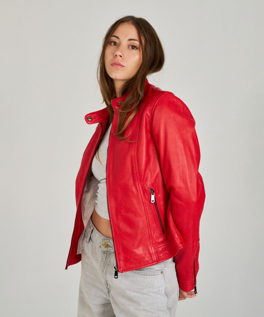 Cazadora básica roja de piel. Confeccionada en piel de origen ovino.