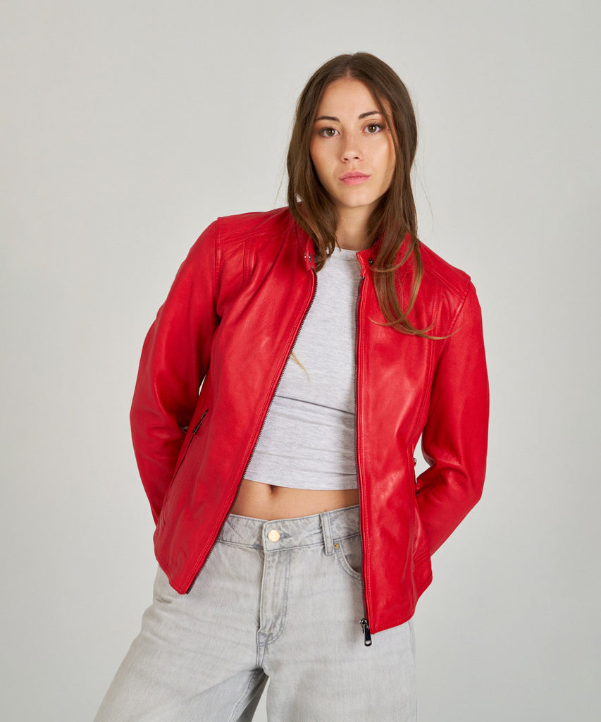 Cazadora básica roja de piel. Confeccionada en piel de origen ovino.