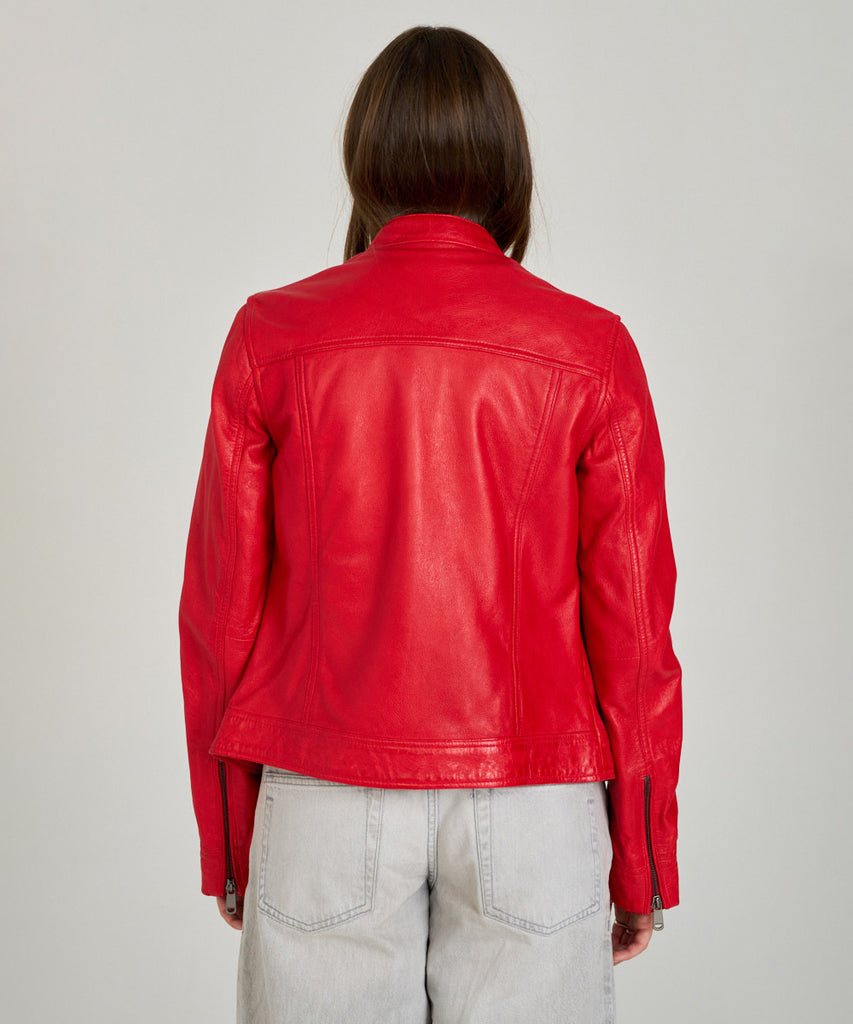 Cazadora básica roja de piel. Confeccionada en piel de origen ovino.