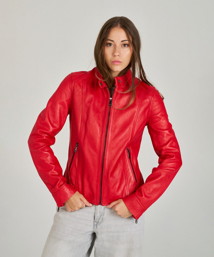 Cazadora básica roja de piel. Confeccionada en piel de origen ovino.