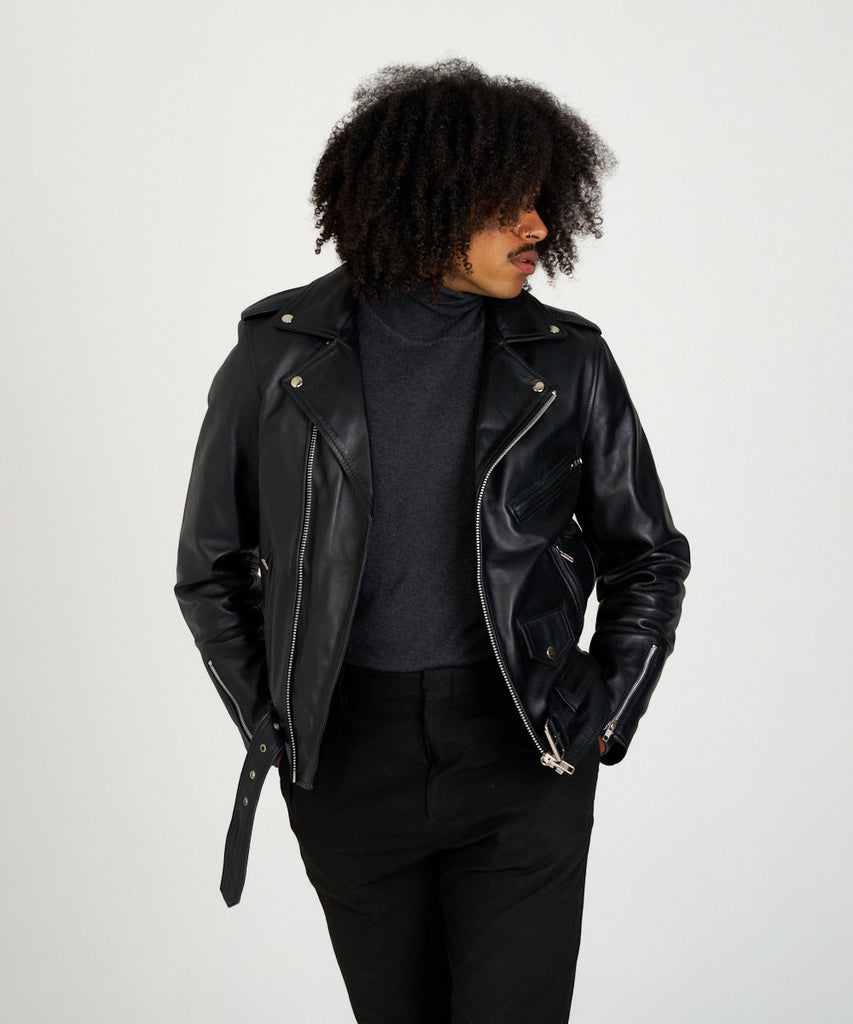 Cazadora biker de piel negra con cinturón y cremalleras metálicas