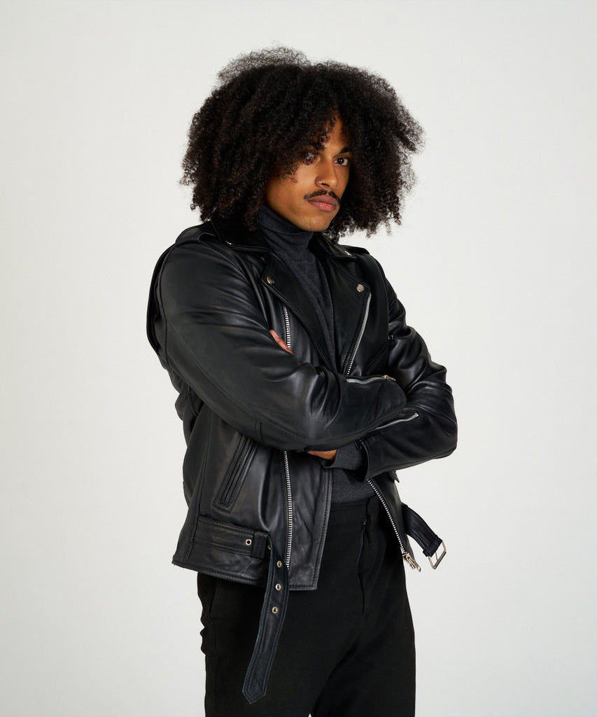 Cazadora biker de piel negra con cinturón y cremalleras metálicas