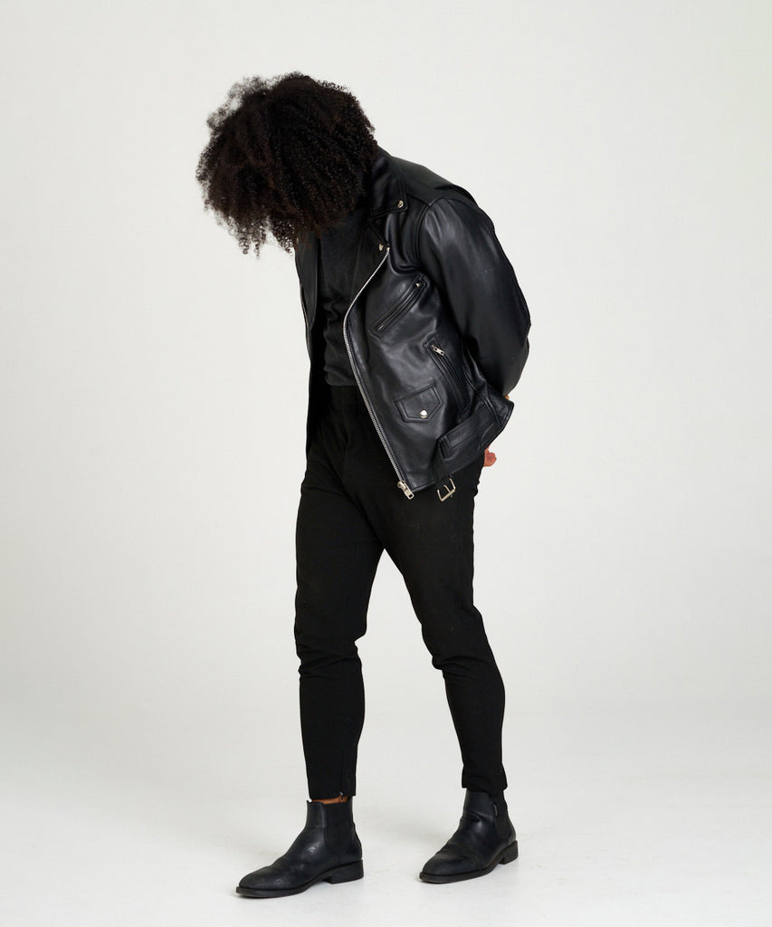 Cazadora biker de piel negra con cinturón y cremalleras metálicas