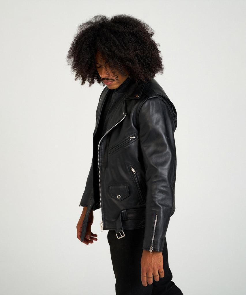 Cazadora biker de piel negra con cinturón y cremalleras metálicas