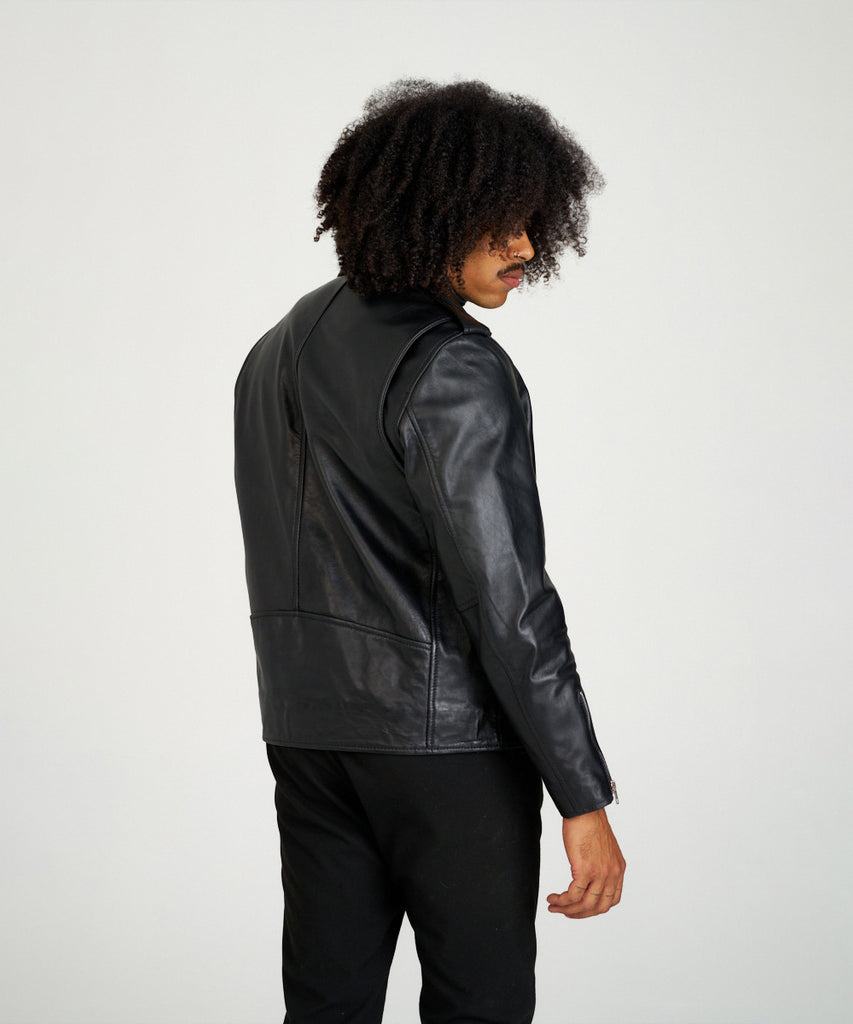 Cazadora biker de piel negra con cinturón y cremalleras metálicas