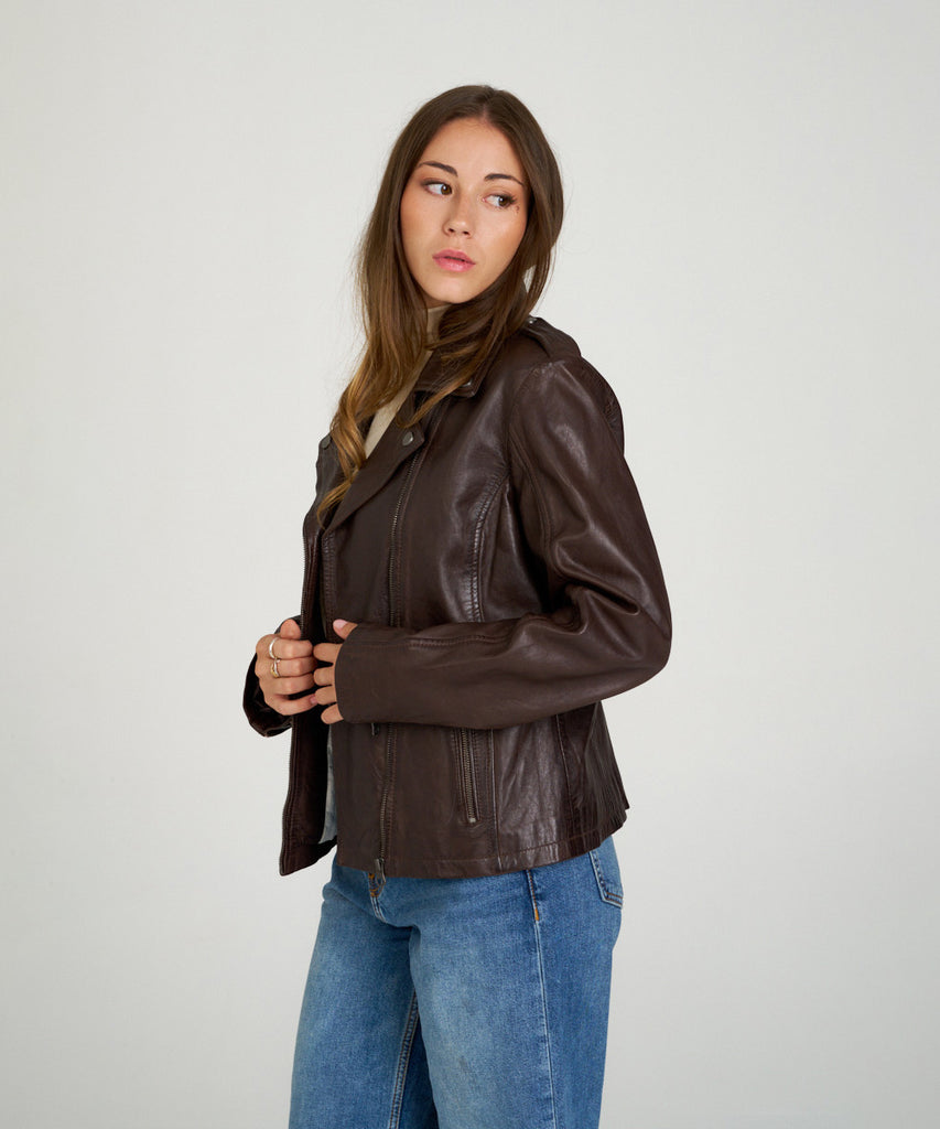 Cazadora biker de piel marrón con solapas y cremalleras metálicas de HervásPiel