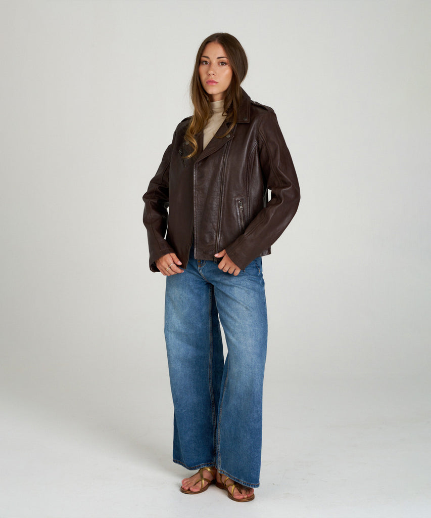 Cazadora biker de piel marrón con solapas y cremalleras metálicas de HervásPiel