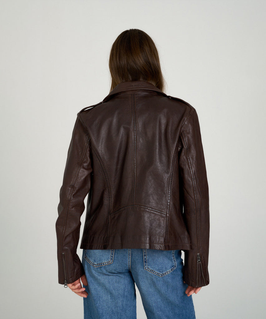 Cazadora biker de piel marrón con solapas y cremalleras metálicas de HervásPiel