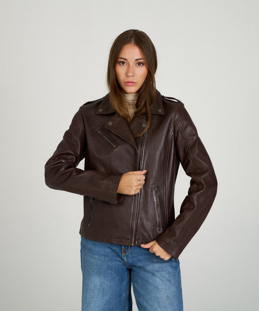 Cazadora biker de piel marrón con solapas y cremalleras metálicas de HervásPiel