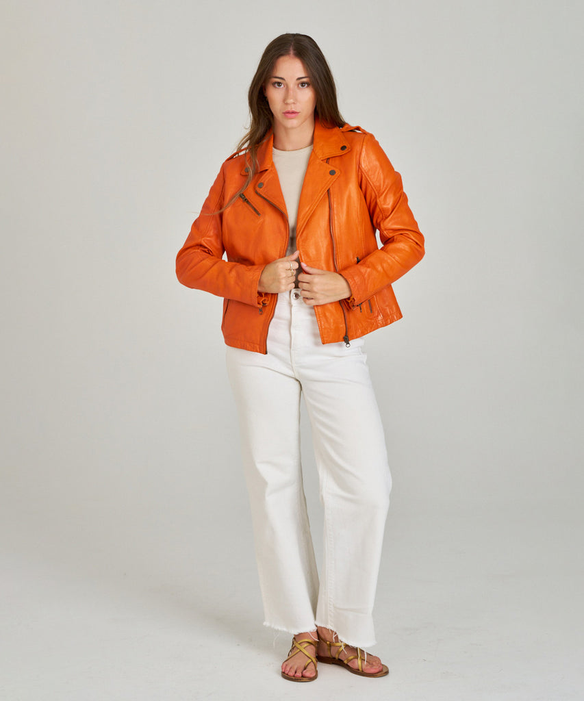 Cazadora biker de piel naranja con cremalleras metálicas de HervásPiel.