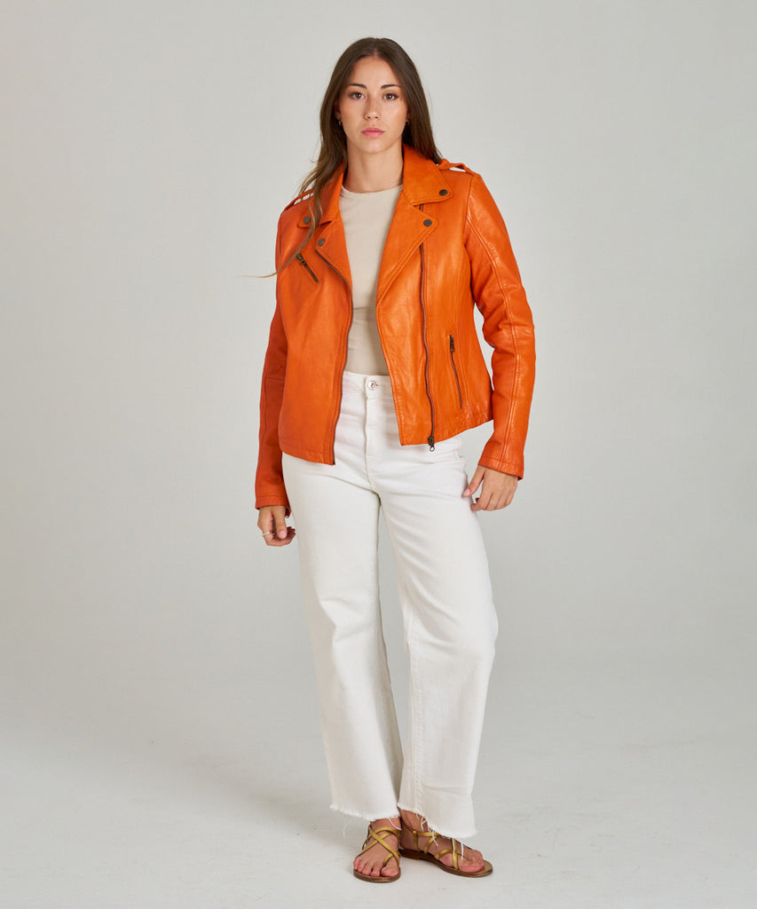 Cazadora biker de piel naranja con cremalleras metálicas de HervásPiel.