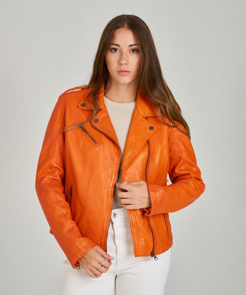 Cazadora biker de piel naranja con cremalleras metálicas de HervásPiel.