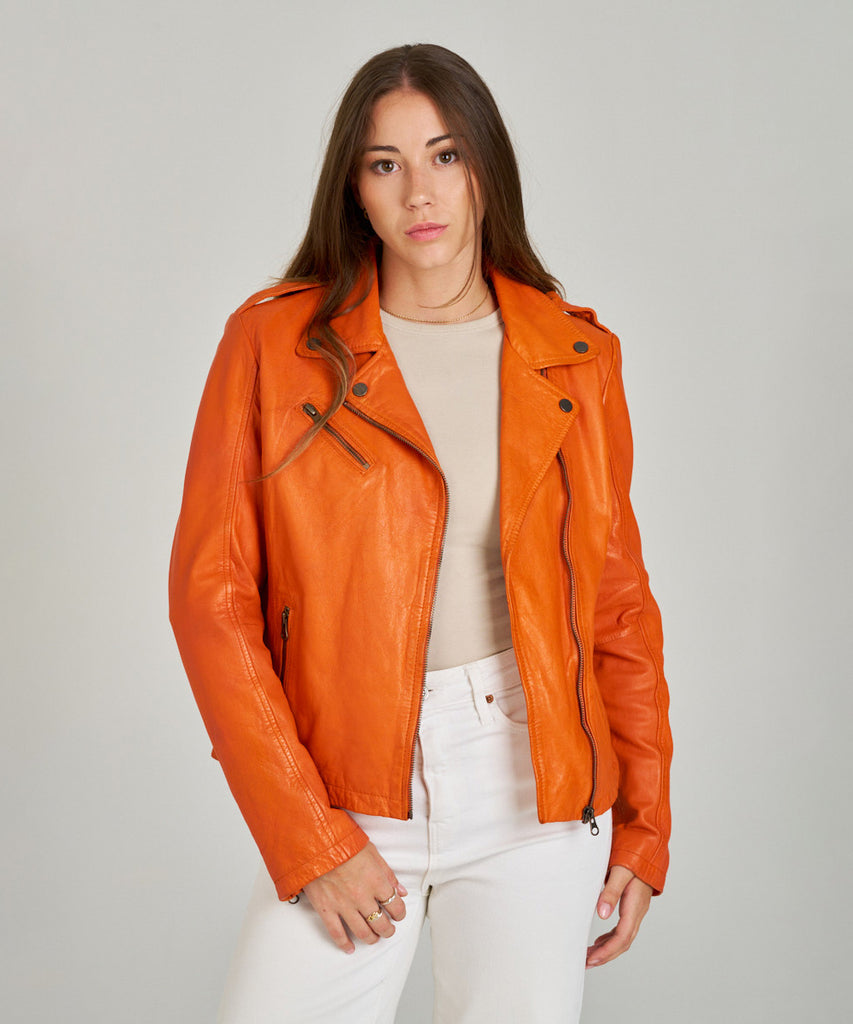 Cazadora biker de piel naranja con cremalleras metálicas de HervásPiel.
