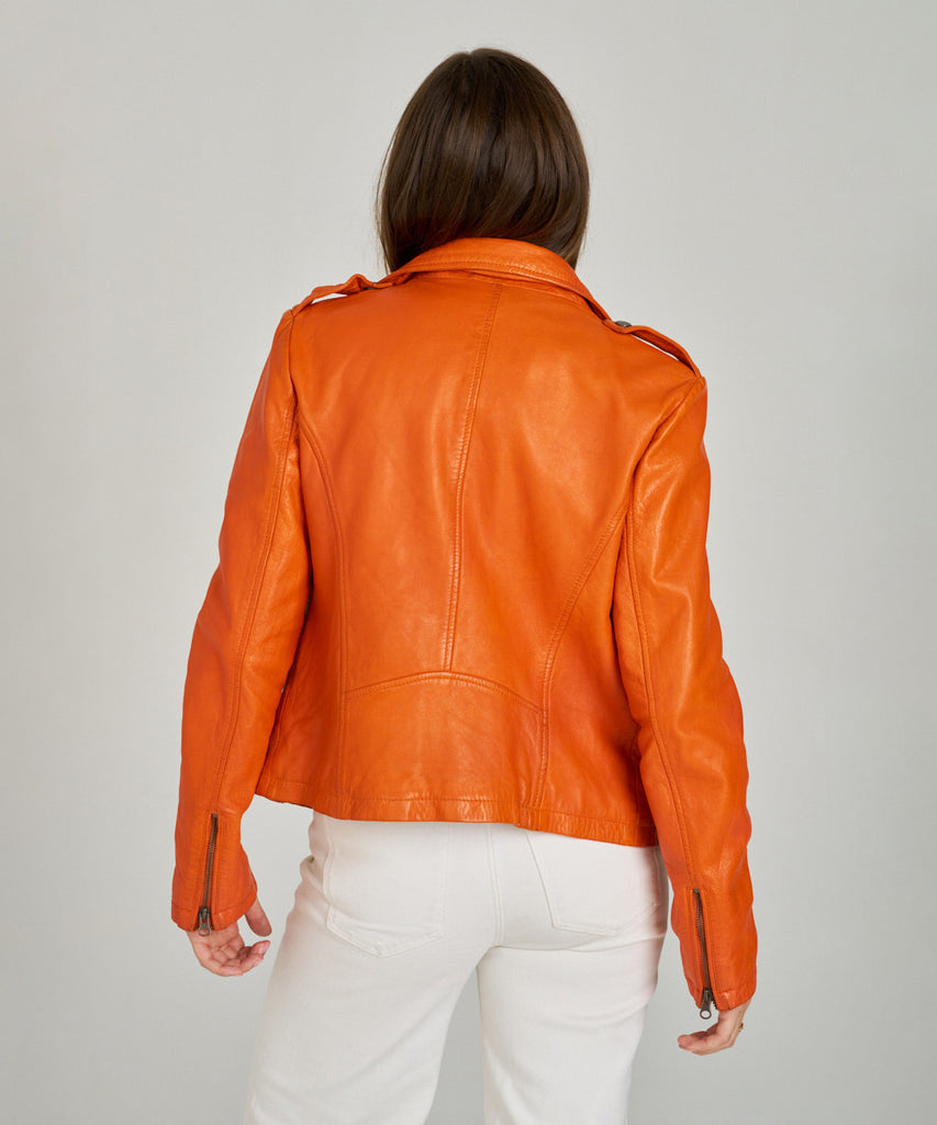 Cazadora biker de piel naranja con cremalleras metálicas de HervásPiel.