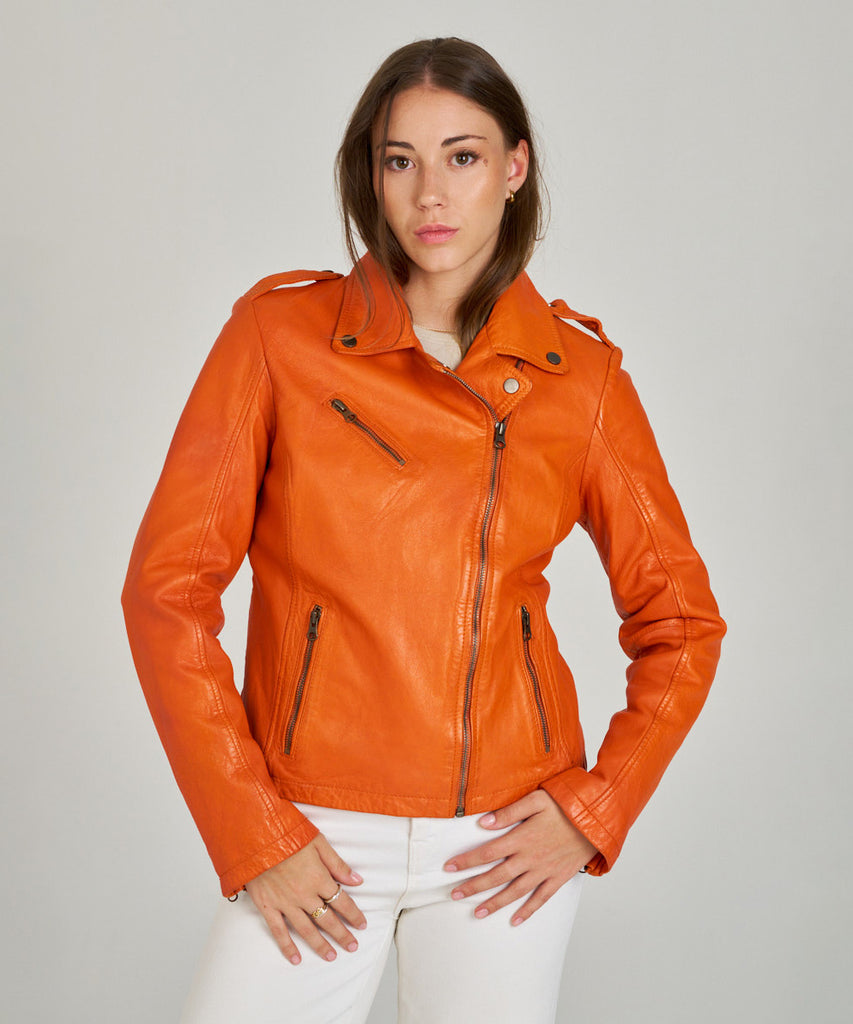 Cazadora biker de piel naranja con cremalleras metálicas de HervásPiel.