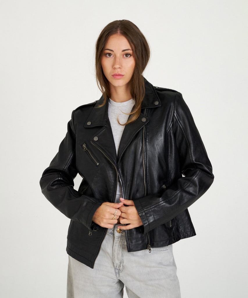 Cazadora biker de piel negra con cremalleras metálicas
