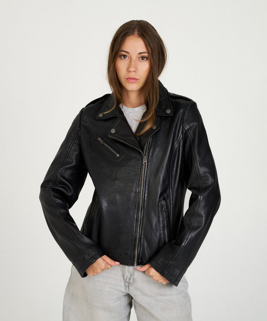 Cazadora biker de piel negra con cremalleras metálicas