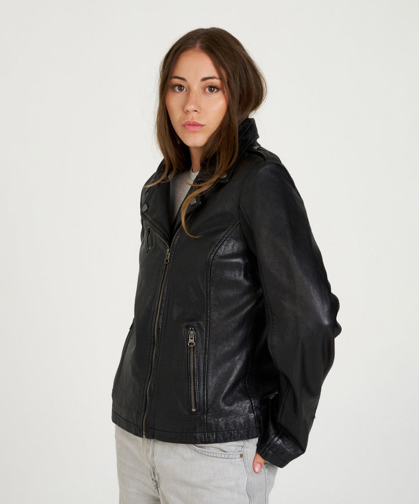 Cazadora biker de piel negra con cremalleras metálicas