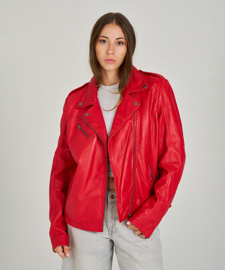 Cazadora biker de piel roja para mujer de HervásPiel, diseño con cremallera asimétrica y solapas clásicas.