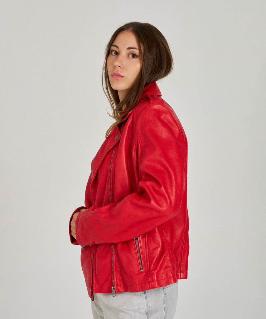 Cazadora biker de piel roja para mujer de HervásPiel, diseño con cremallera asimétrica y solapas clásicas.
