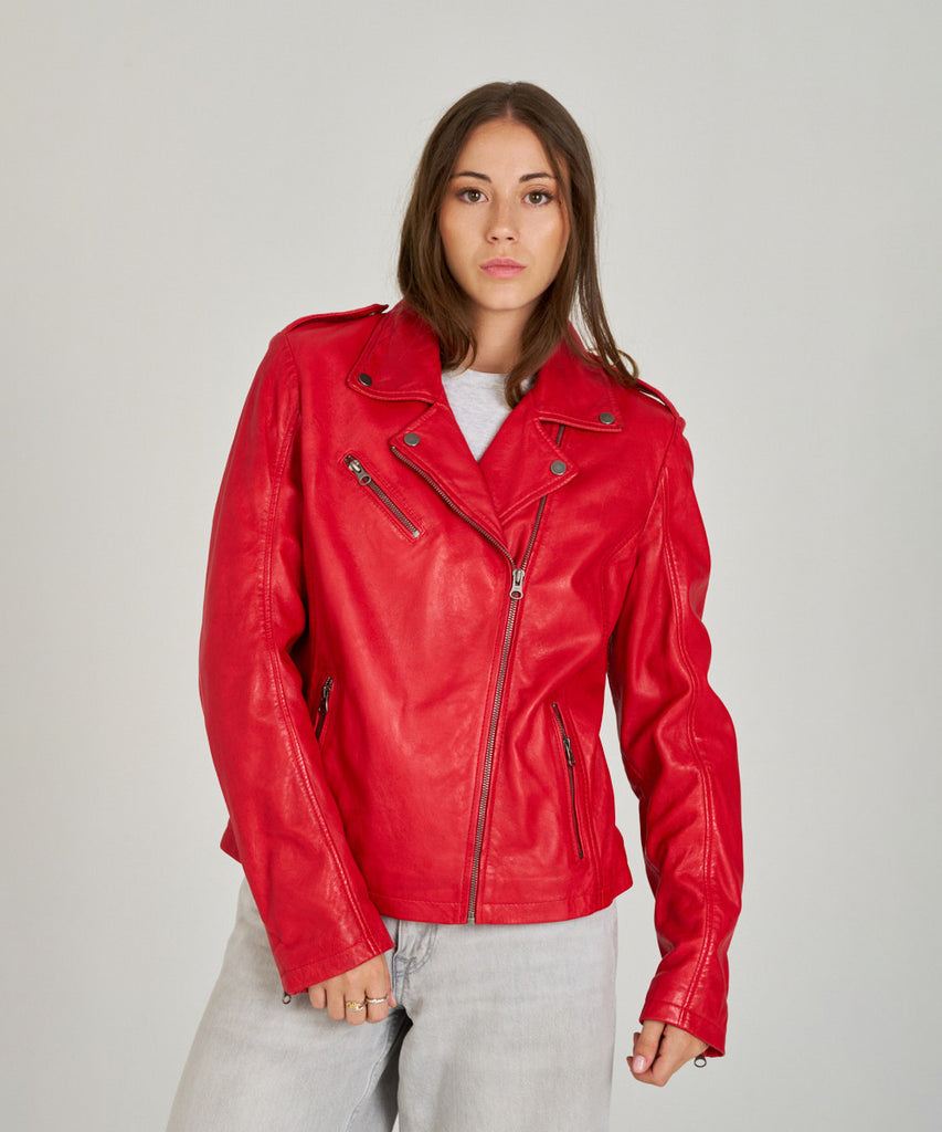 Cazadora biker de piel roja para mujer de HervásPiel, diseño con cremallera asimétrica y solapas clásicas.