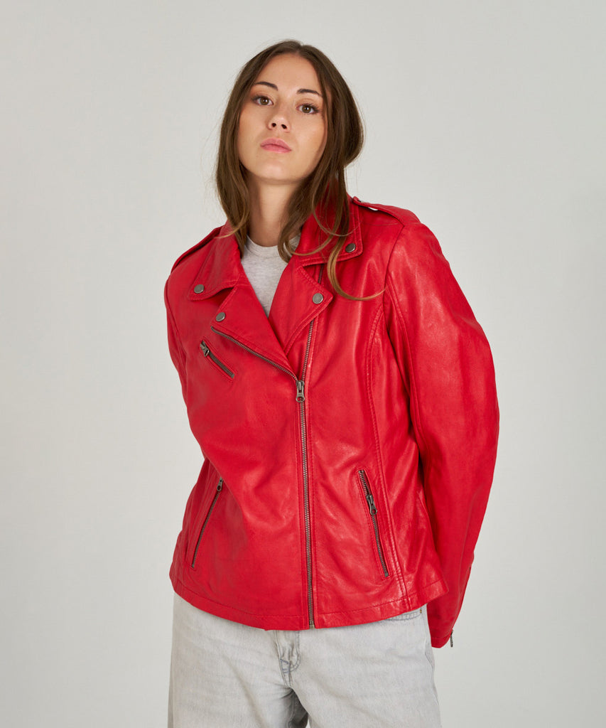 Cazadora biker de piel roja para mujer de HervásPiel, diseño con cremallera asimétrica y solapas clásicas.