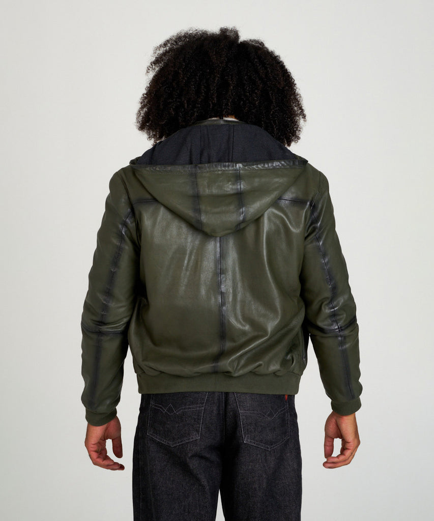 Cazadora bomber de piel verde oliva con capucha, cierre de cremallera y puños elásticos, estilo moderno y urbano.