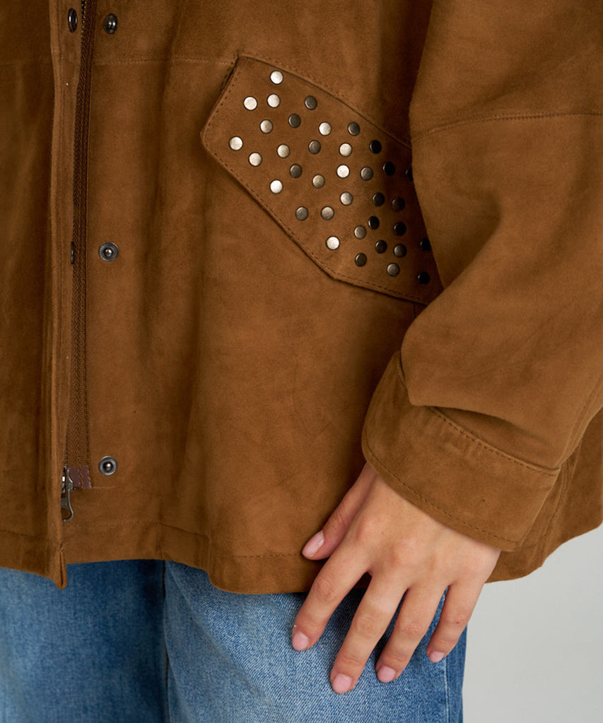 Cazadora oversize de ante marrón con cuello alto y bolsillos hardware metálicos para mujer.