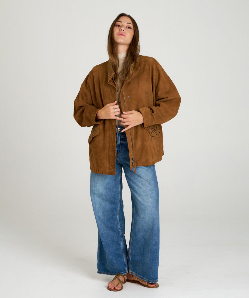 Cazadora oversize de ante marrón con cuello alto y bolsillos hardware metálicos para mujer.