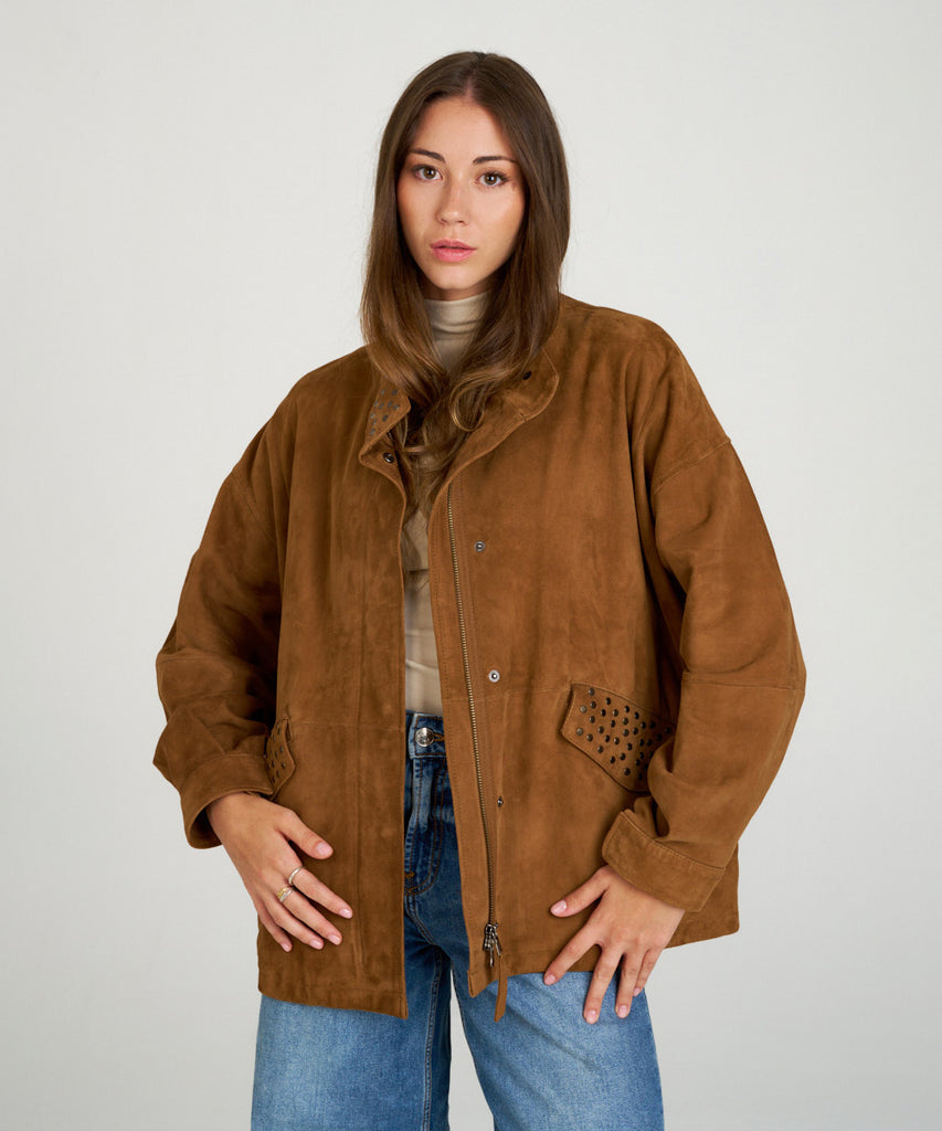 Cazadora oversize de ante marrón con cuello alto y bolsillos hardware metálicos para mujer.