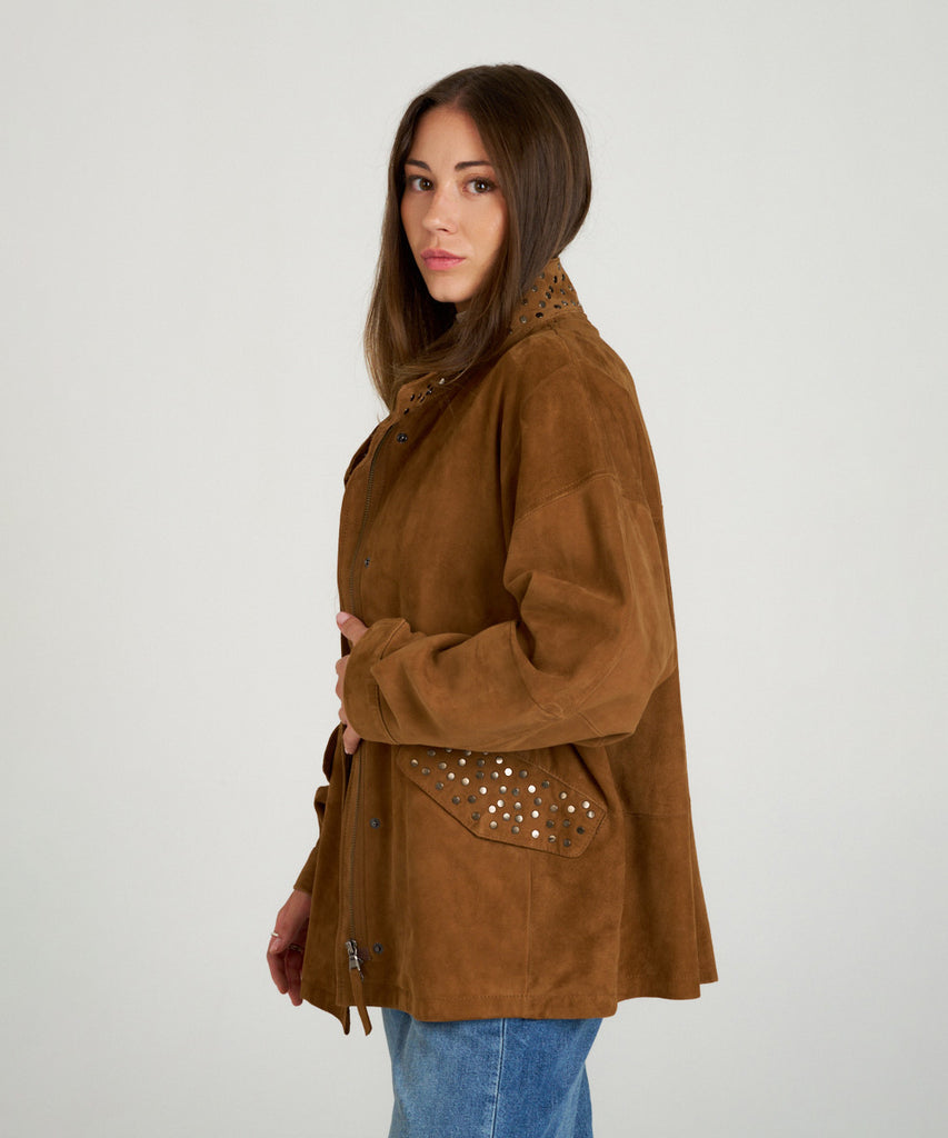 Cazadora oversize de ante marrón con cuello alto y bolsillos hardware metálicos para mujer.