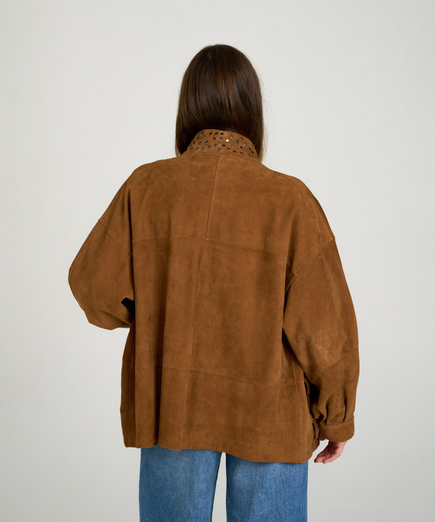 Cazadora oversize de ante marrón con cuello alto y bolsillos hardware metálicos para mujer.