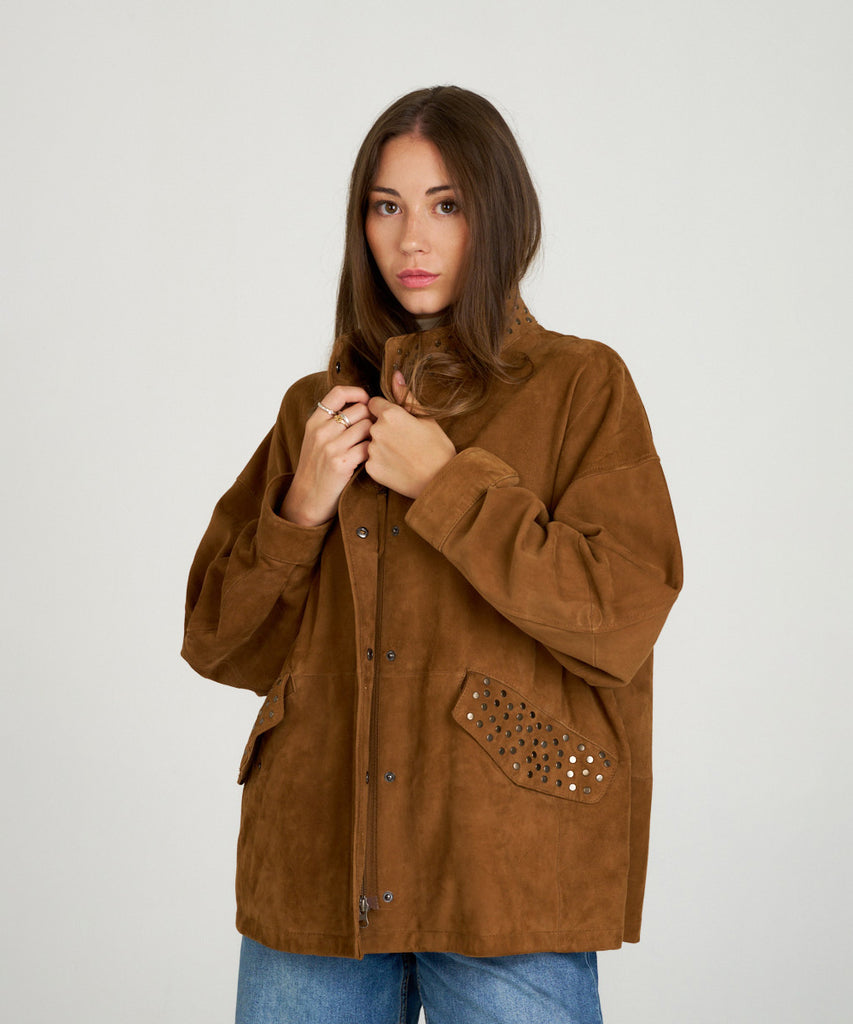 Cazadora oversize de ante marrón con cuello alto y bolsillos hardware metálicos para mujer.