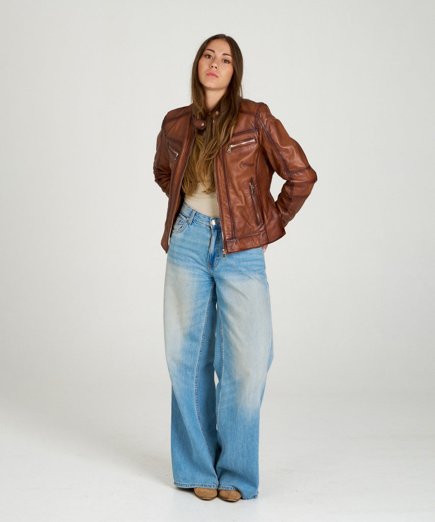Cazadora de piel marrón estilo biker, bolsillos con cremallera y acabado envejecido.