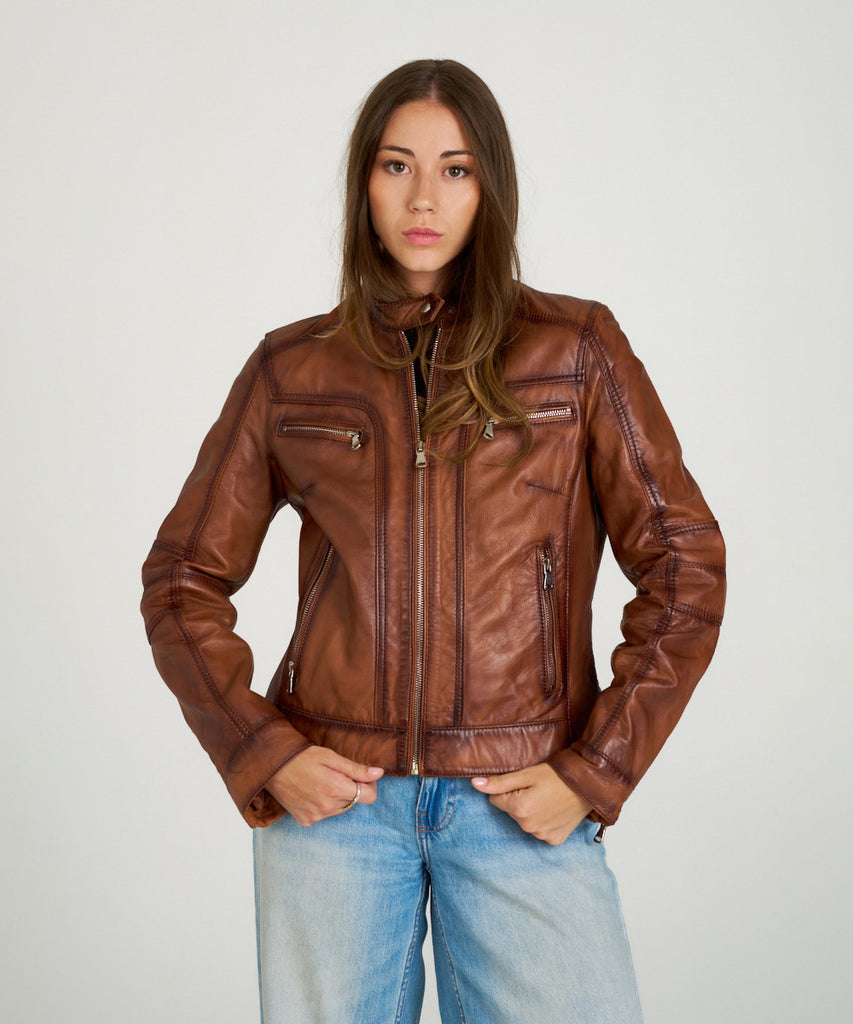 Cazadora de piel marrón estilo biker, bolsillos con cremallera y acabado envejecido.