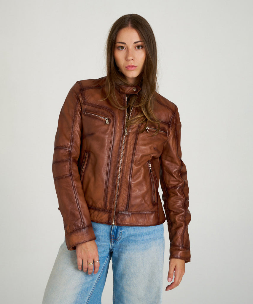 Cazadora de piel marrón estilo biker, bolsillos con cremallera y acabado envejecido.