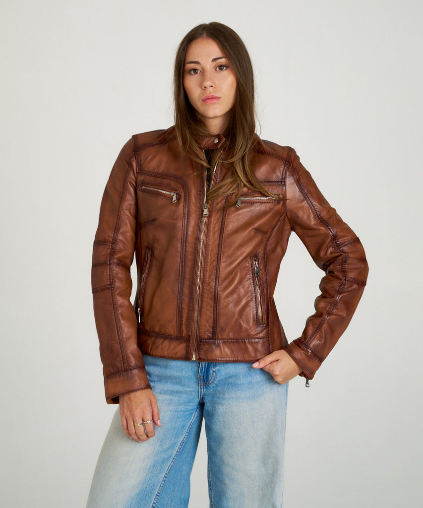 Cazadora de piel marrón estilo biker, bolsillos con cremallera y acabado envejecido.